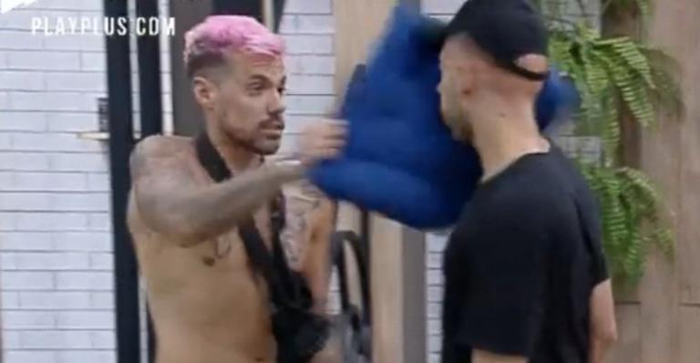 A Fazenda: Agressão? Lipe Ribeiro joga objeto em Lucas Maciel e web pede saída do peão