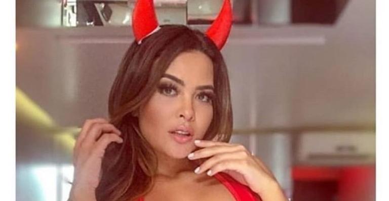 Geisy Arruda posa com fantasia erótica e virilha escapa em maiô cavado: “Amo”