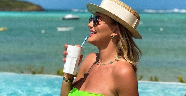 Esposa de Roberto Justus surge deslumbrante em viagem sem a filha e gera polêmica: “Corajosa”