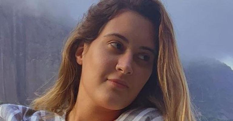 Filha de Fátima Bernardes aposta em look ousado e faz charme na mansão da mãe: “Musa”