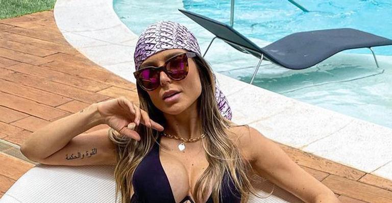 Um mês após ser mãe, Flávia Viana exibe barriga trincada com maiô cavado e fã se revolta: “Me poupe”