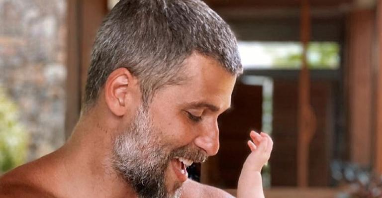 Bruno Gagliasso surge em momento encantador com herdeiro mais novo e semelhança chama atenção