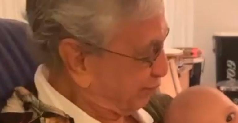 Caetano Veloso aparece em vídeo raro brincando com o neto e encanta: “Grandinho e lindo”