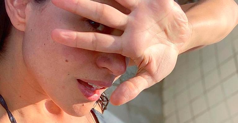 Carol Castro exibe barriga sarada de biquíni fio-dental e tatuagem íntima chama atenção: “Perfeição”