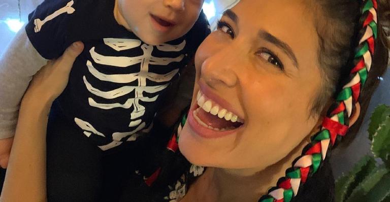 Giselle Itié celebra oito meses do herdeiro com festa de ‘Dia de Finados’