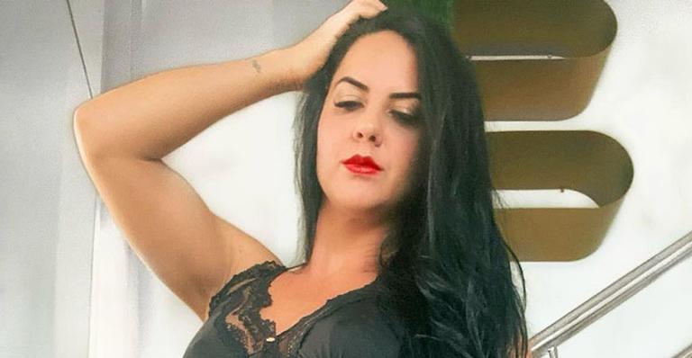Noiva de Zezé di Camargo veste camisola curtíssima e sobe escada exibindo os pernões: “Perfeita”