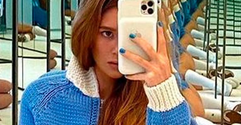 Marina Ruy Barbosa posa só de blusa de lã e mostra pernões em selfie no espelho: “Maravilhosa”