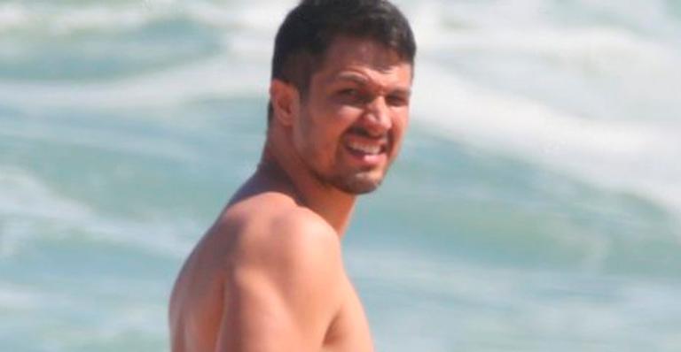 Rômulo Estrela mostra lado paizão ao curtir dia de praia com o filho e atrai olhares com corpo malhado