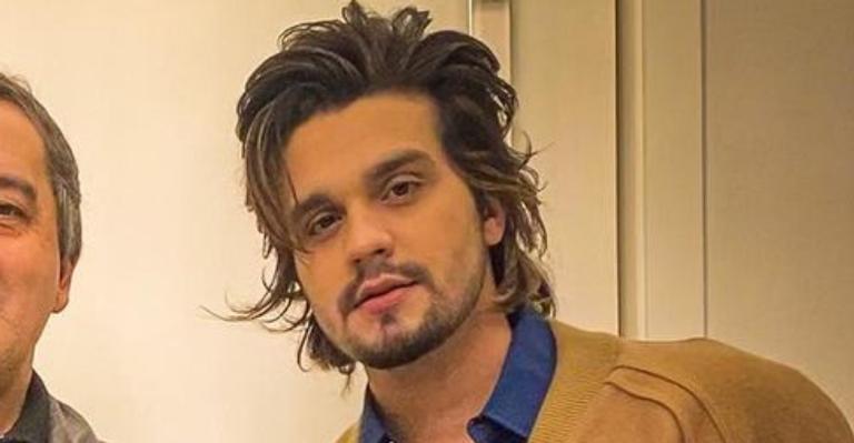 Em momento raríssimo, Luan Santana reúne a família em clique: ”Difícil juntar”