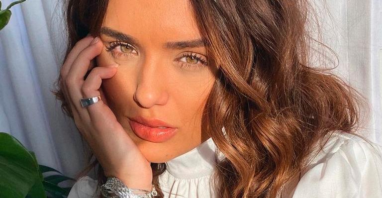 Ex-BBB Rafa Kalimann posa nua e se posiciona duramente sobre caso Mariana Ferrer: “Covardia, vergonha”