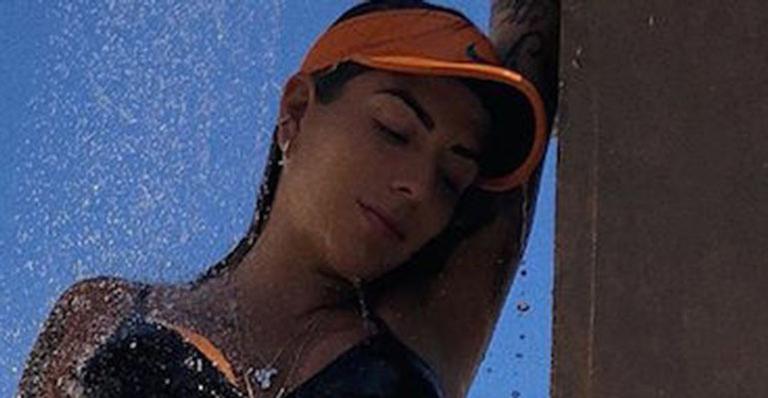 Filha de Maurício Mattar toma chuveirada e marquinha dos seios escapa: “Não tô dando a devida atenção”