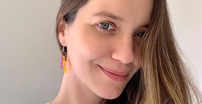 Grávida, Nathalia Dill curte piscina em resort de luxo e exibe barrigão de 7 meses