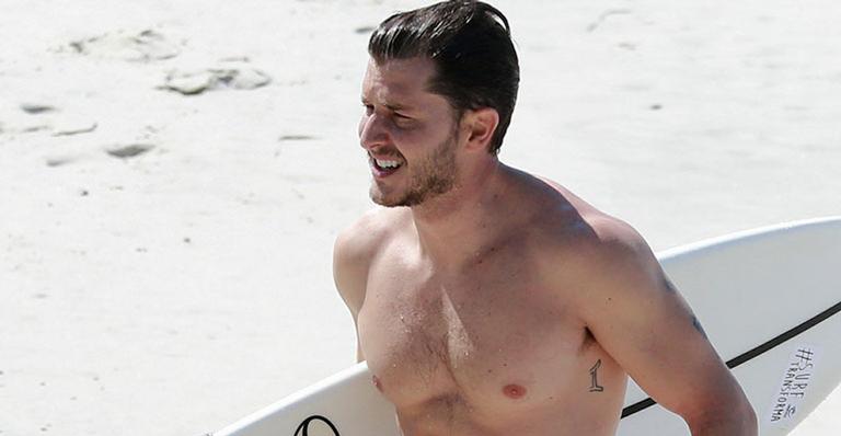 Que homem é esse? Klebber Toledo abaixa o traje e deixa o peito nu ao praticar surfe em praia no Rio