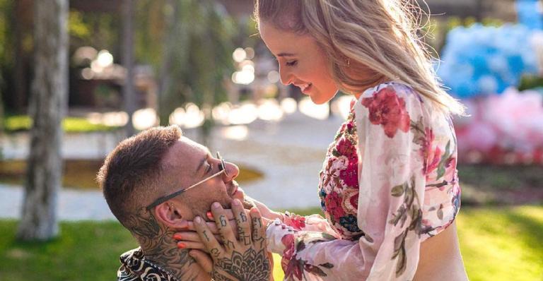 Lucas Lucco se emociona após esposa dizer que filho se mexe ao ouvir a voz do pai