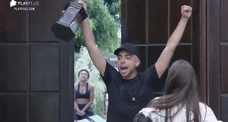 A Fazenda: Lucas Maciel vence prova e pela segunda vez, conquista poder da chama