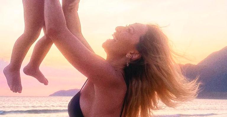 Sabrina Sato protagoniza cena de filme com Zoe na praia e corpão rouba a cena: “Olha a barriga”