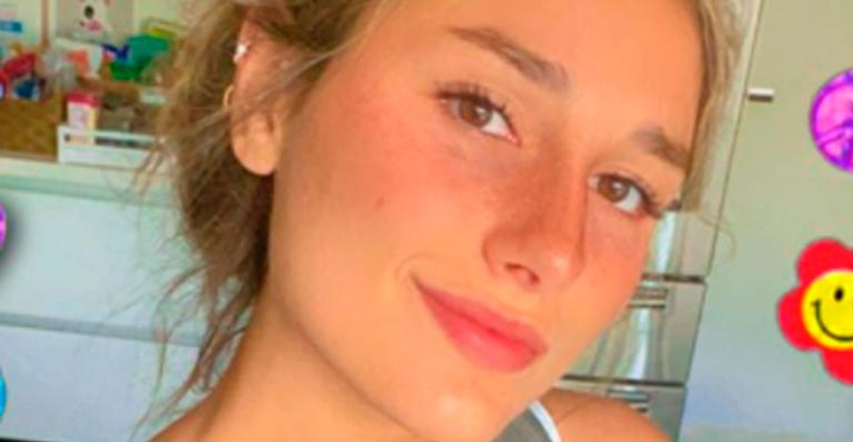 Sasha Meneghel já acorda linda e mostra até camiseta rasgada em momento acessível: “Bom dia”