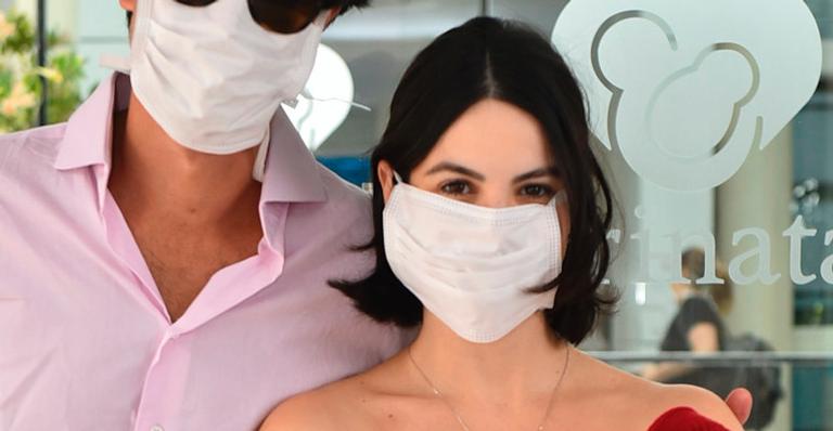 Sthefany Brito deixa a maternidade com o filho recém-nascido e faz primeira aparição
