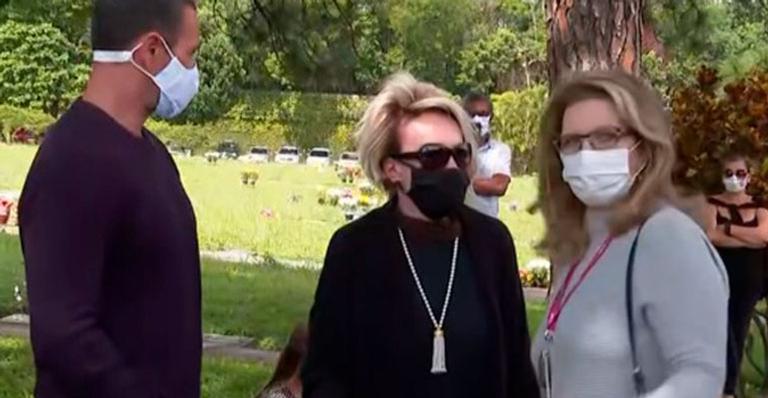 Ana Maria Braga chega em carro fechado e surge abatida no velório de Tom Veiga em SP