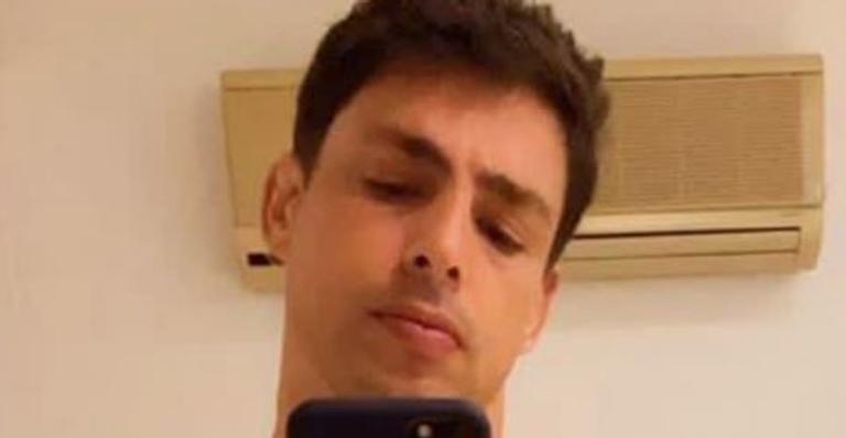 Cauã Reymond posa só de sunga e corpo definido leva fãs à loucura: ”Que homem”