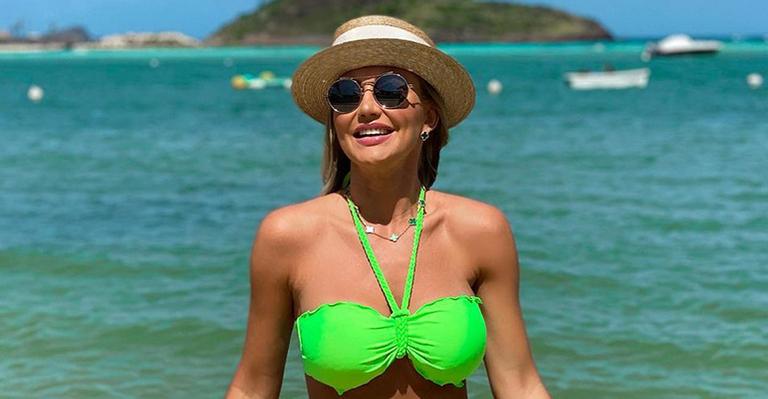 De biquíni, Ana Paula Siebert ostenta barriguinha chapada 5 meses após dar à luz: “Pariu mesmo?”