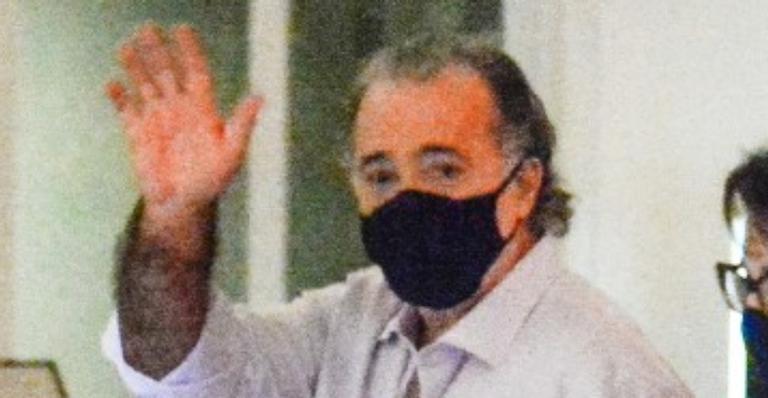 Em raro flagrante, Tony Ramos curte jantar romântico com a esposa e esbanja simpatia