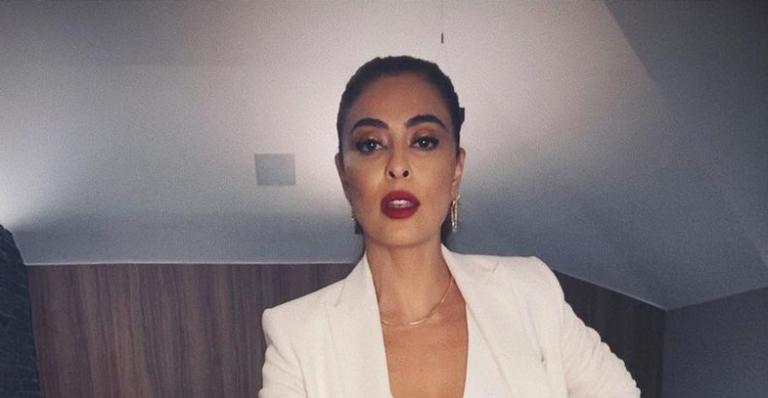 Com look off-white, Juliana Paes surge com decote generoso e rouba a cena: ”Maravilhosa”