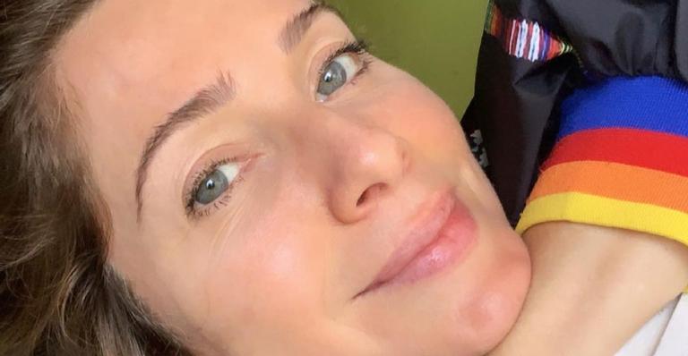 Enorme! Letícia Spiller pega caçula no colo e espanta internautas: ”Está uma mocinha!”