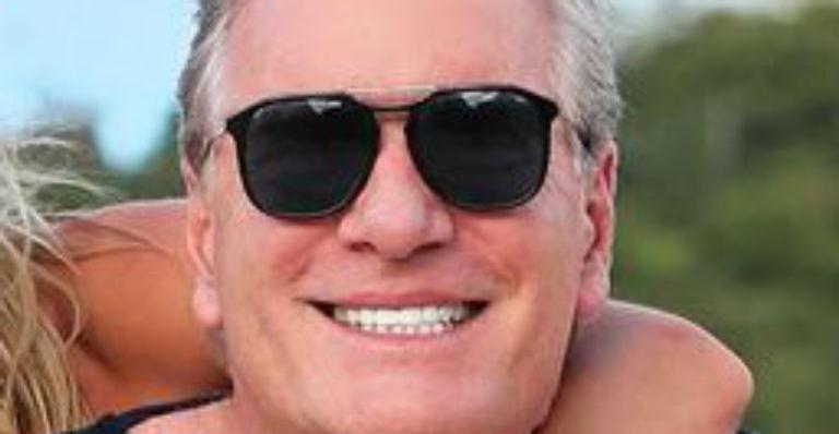 Roberto Justus pega esposa no colo e surge feliz da vida em viagem: “Sintonia linda”
