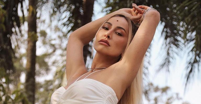 Em clique sensual, Sabrina surge com vestido colado ao corpo e ostenta corpão