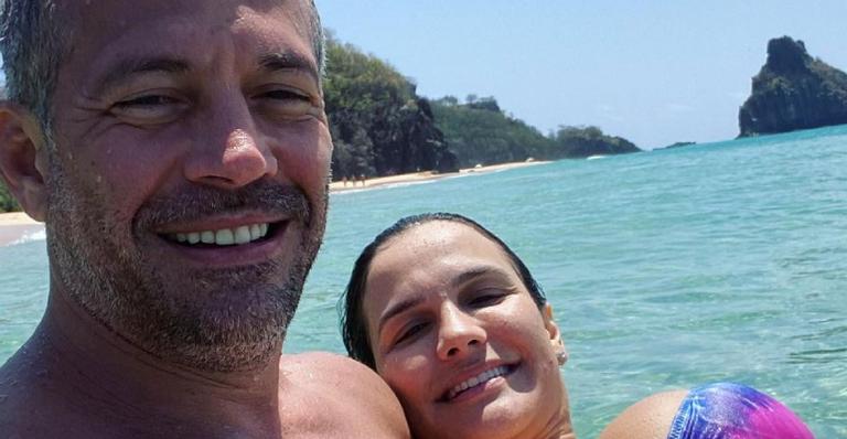 Tá chegando! Esposa de Malvino Salvador reúne as filhas e barrigão gigante de oito meses rouba a cena