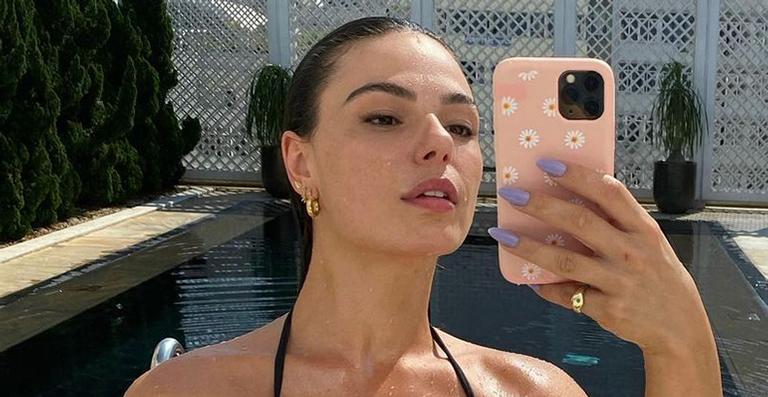 Mãe de Isis Valverde ganha homenagem de aniversário da atriz e beleza choca web: “Gatona”