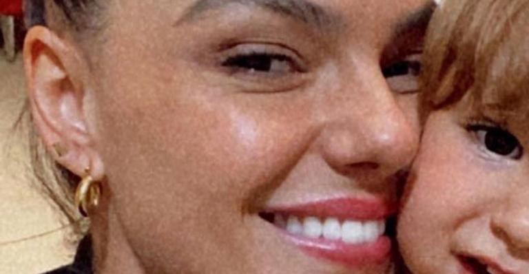 Mamãe coruja, Isis Valverde posa coladinha a Rael e encanta web: “Lembranças de um Halloween”