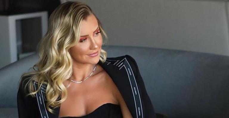 Poderosa! Esposa de Roberto Justus arremata look com bolsa de couro de crocodilo que custa R$ 300 mil