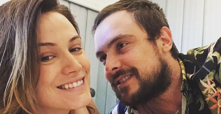Em raro clique, Bianca Bin surge sorridente na cama com Sérgio Guizé e fãs exaltam: ”Casalzão!”