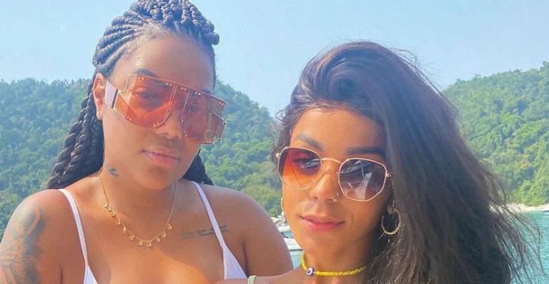 Brunna Gonçalves flagra Ludmilla deitada com calcinha ousada e baba: “Olha essa visão”