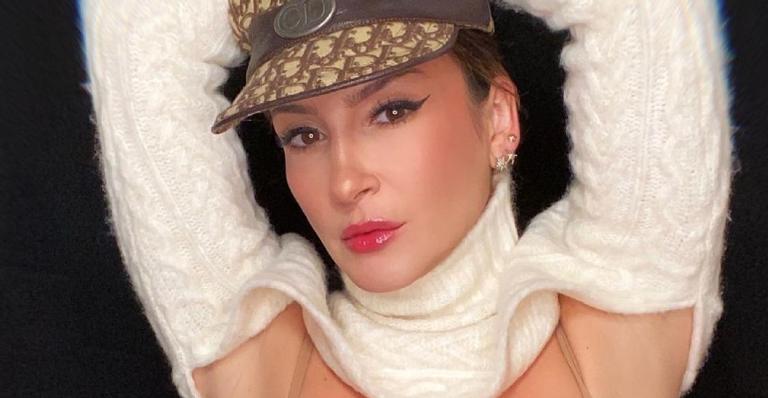 Abusada! Claudia Leitte deixa sutiã à mostra em look sexy e barriguinha magérrima rouba a cena