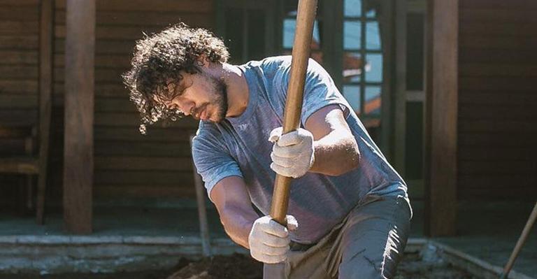 Com enxada na mão, José Loreto pega pesado em canteiro de obras: “Voltei”
