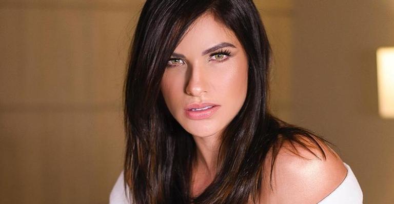 De visual novo, Andressa Suita deixa roupão cair até o limite na cama e eleva a temperatura: ”Gatíssima!”