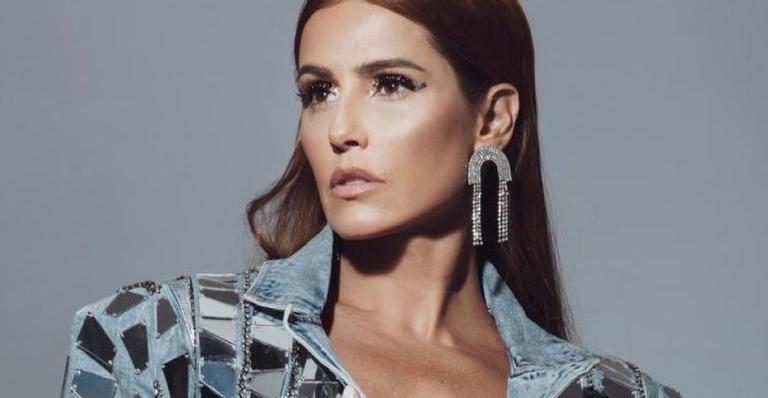 Ousadíssima, Deborah Secco dispensa sutiã, abre jaqueta no limite e corpão malhado impressiona
