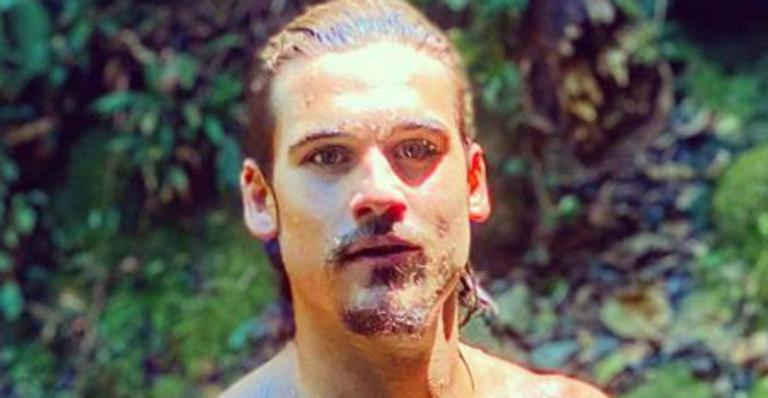 Nicolas Prattes se refresca em rio usando apenas uma bermuda e abdômen trincado choca: “Minha nossa Senhora”