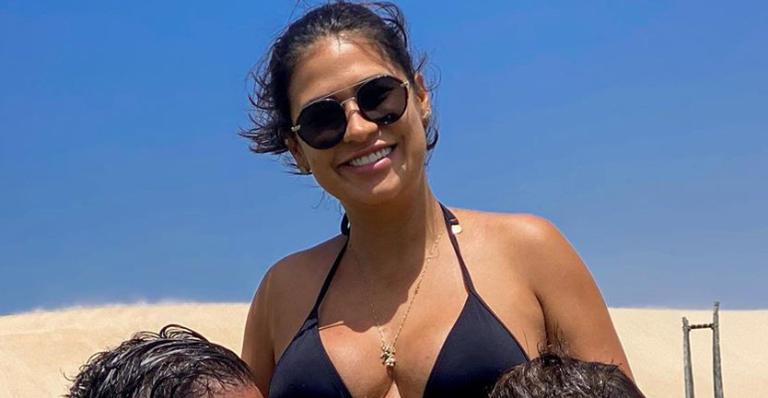 Tá chegando! Simone ganha beijão especial do marido e do filho no barrigão gigante e derrete web