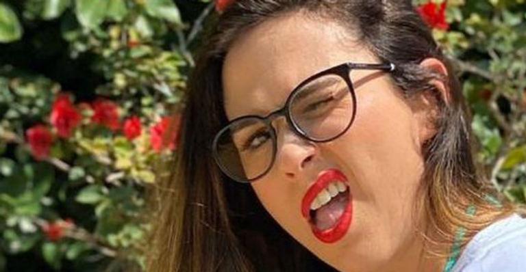 Enrolada em toalha, filha de Tatá Werneck surge em foto rara e beleza choca fãs: “Ela me domina”