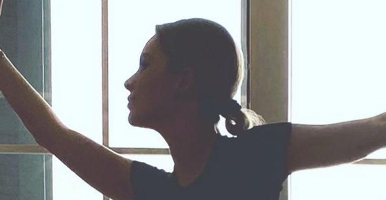 Aos 37 anos, Sandy posa de body, exibe corpo sequinho e fãs se impressionam: “Você não envelhece?”
