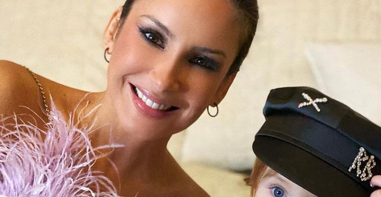 Claudia Leitte exibe a filha Bela em clique raríssimo e perfeição choca fãs: “Parece de porcelana”