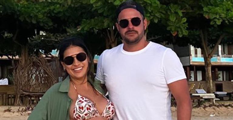 Simone Mendes posa de biquíni e exibe barrigão imenso ao lado do marido: “A gente só precisa amar”