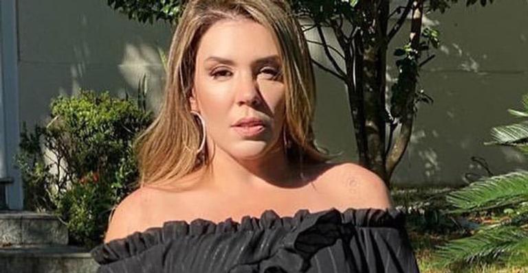 Aos 44 anos, Simony sai de casa com vestidinho curtíssimo e exibe corpaço: “De parar o trânsito”