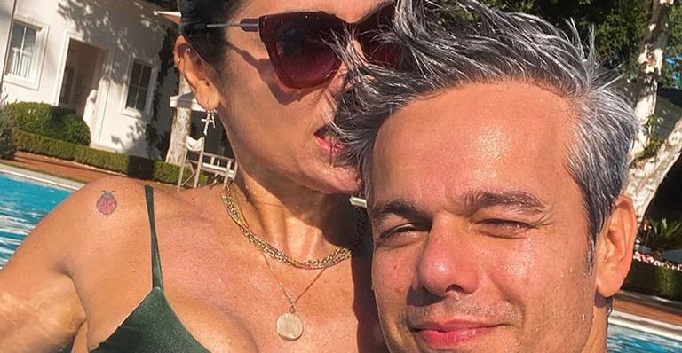 Flávia Alessandra e Otaviano Costa trocam carinhos na piscina e aliança de brilhantes aparece: “Que química”