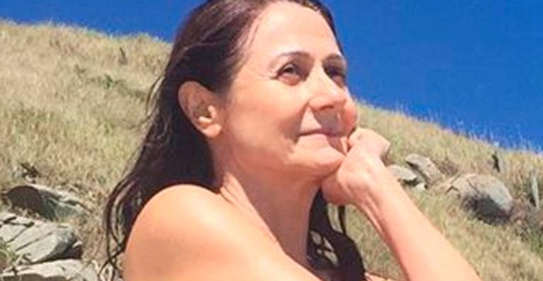 Aos 67 anos, Zezé Polessa surpreende com corpão de biquíni e seguidores aplaudem: “Luz, beleza, sabedoria”