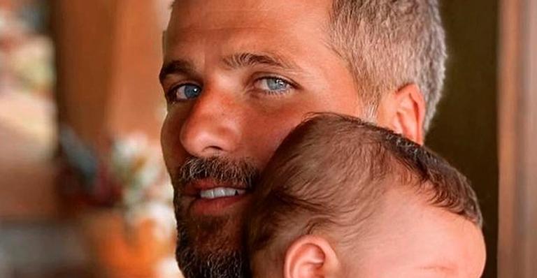 Bruno Gagliasso celebra quatro meses de Zyan com fotos inéditas e fãs cravam: “É a sua cara”